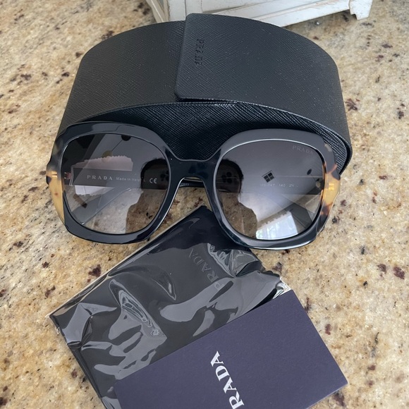 Prada Accessories - New Pravda sunglasses 🖤 butterfly